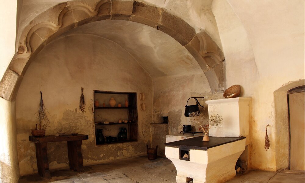 black kitchen (Romanesque arch)
